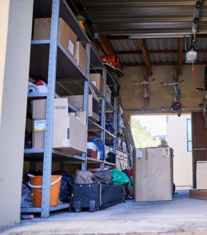 mise en scène d'un garage - homme déplaçant une boîte