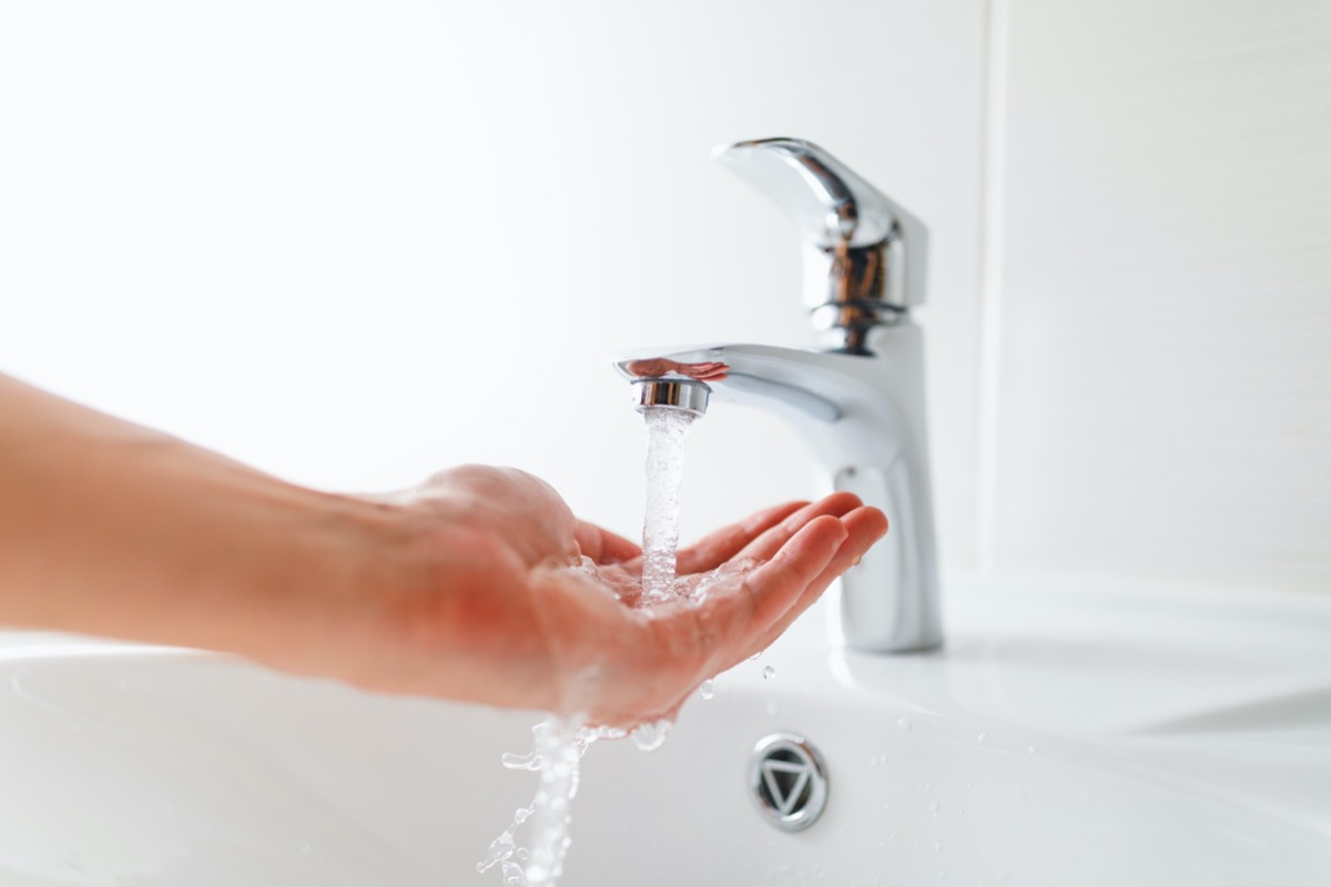 Le robinet du lavabo de la salle de bain fonctionne.