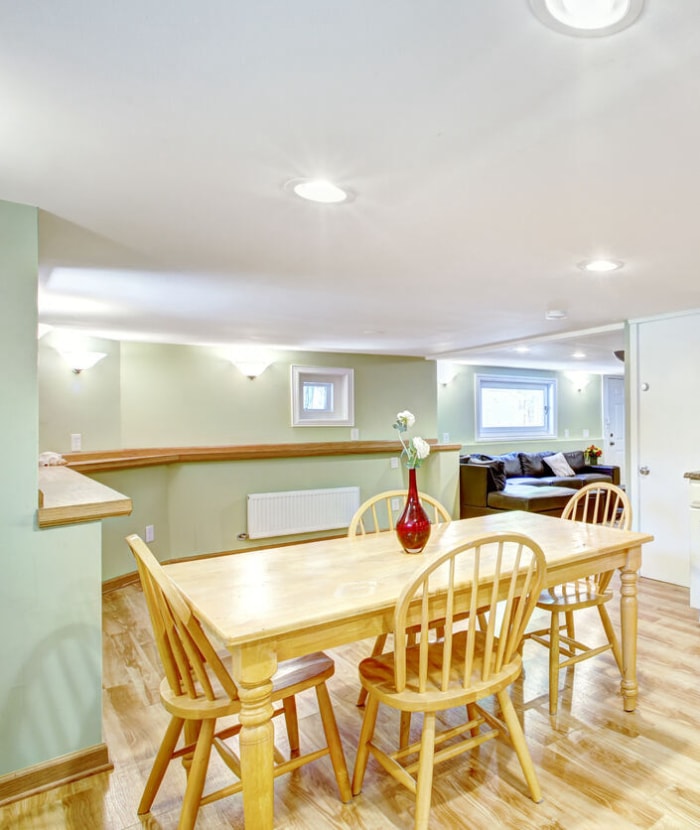 Cuisine au sous-sol avec table à manger rustique dans l'appartement de ma belle-mère. Les tons menthe clair des murs se marient aux armoires de cuisine blanches