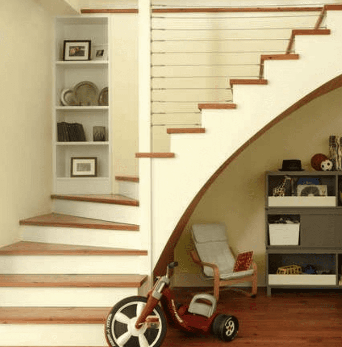 Escalier à fond incurvé avec espace de jeu pour petits enfants en dessous avec chaise et étagères pour jouets