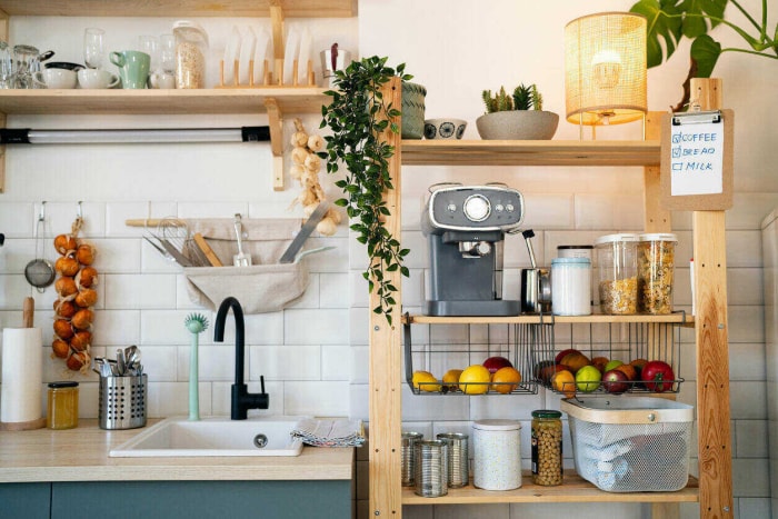 Cuisine domestique moderne, avec une étagère en bois pour la cafetière, les fruits et autres ustensiles.