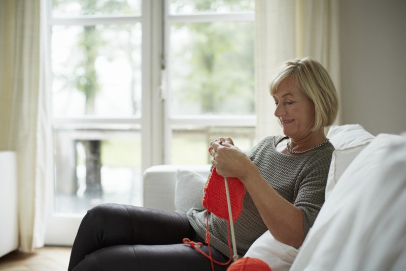 iStock-499550653 opportunités de bénévolat une femme âgée tricote sur un canapé