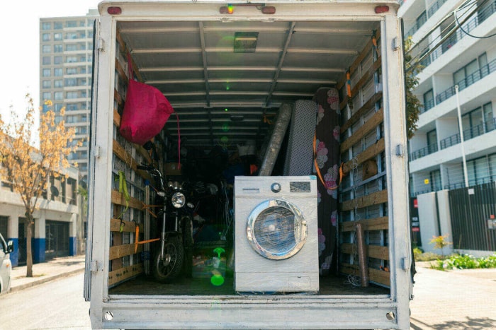 Vue arrière du camion de déménagement