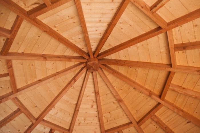 L'intérieur d'une gloriette est fait de bois contrastant.