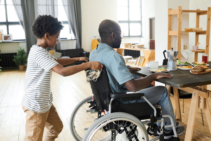 maison-salle-de-santé-homme-en-fauteuil-roulant-avec-enfant