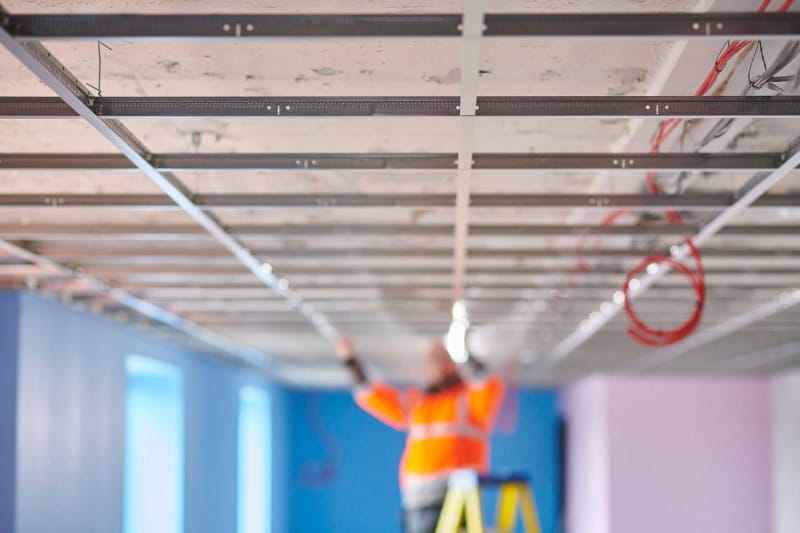 Installation d'un plafond suspendu : un facteur de coût pour un faux plafond