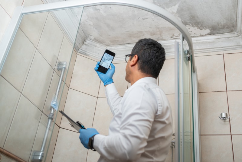 liste de contrôle pour l'inspection des loyers prise d'une photo de la douche moisie