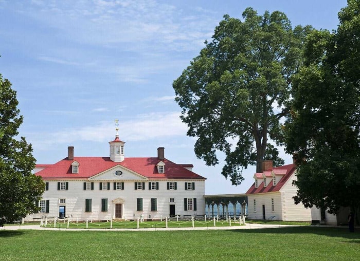 12 maisons historiques à visiter depuis votre canapé