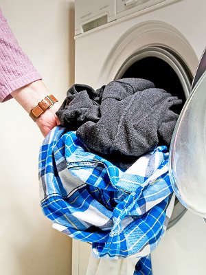 Comment enlever les rides sans fer à repasser - Hack du séchoir à linge