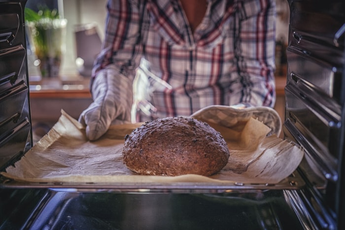 iStock-872484274 opportunités de bénévolat pour sortir le pain du four