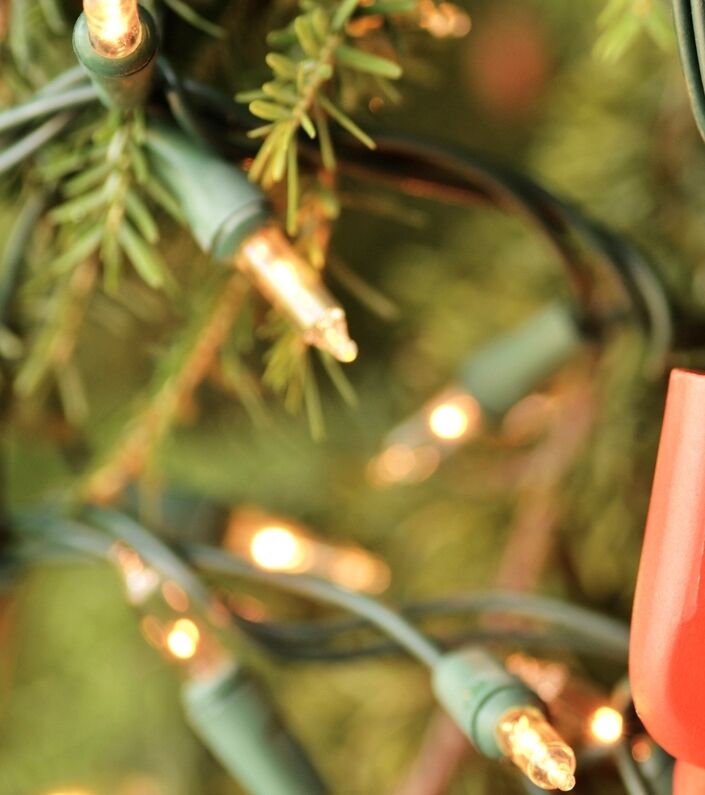 Lumières de Noël branchées sur un répartiteur.